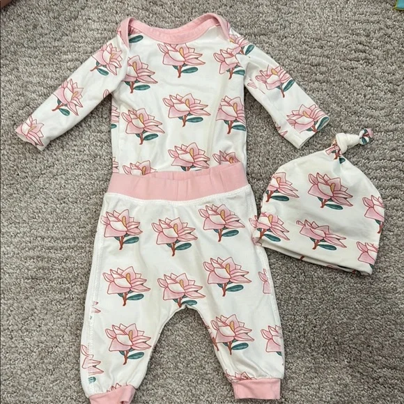 Monica and Andy baby girl set onesie 0-3 mo Magnolia Floral Baby Outfit with Hat - Picture 1 of 9